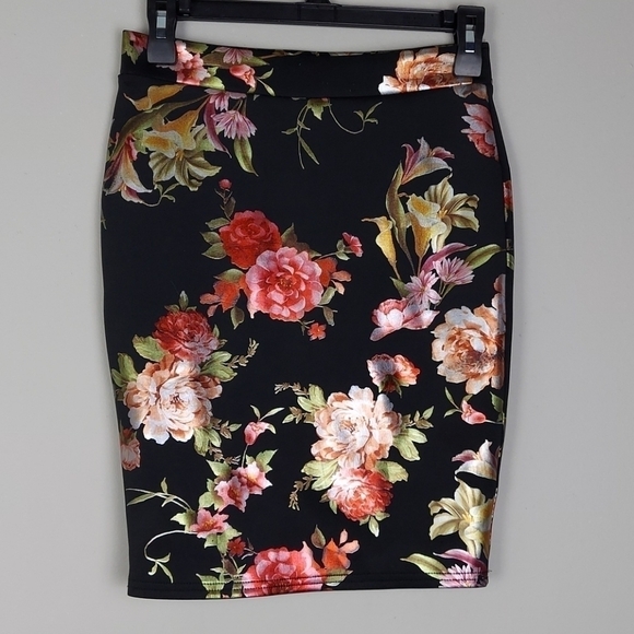 Charlotte Russe Black and Floral Pencil Skirt - Picture 1 of 4